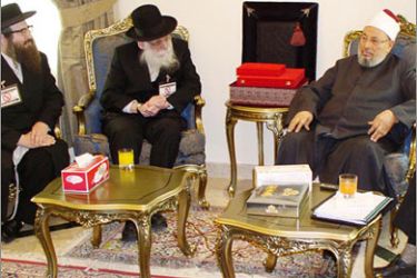 الصورة وهي للشيخ القرضاوي في الدوحة مع وفد من جماعة يهود ضد الصهيونية
