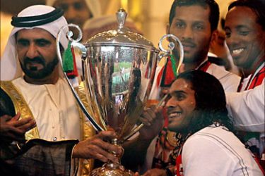 f_Players of Al-Ahli club pose for a picture with Sheikh Mohammed Bin Rashid al-Maktoum (L), Prime minister of the United Arab Emirates and ruler of Dubai, after winning the UAE President Cup during the final football match against Al-Wasl club in Abu Dhabi on April 14, 2008