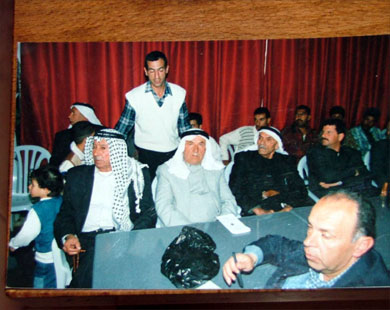 بعض شيوخ دير ياسين في حفل إحياء ذكرى المجزرة العام الماضي في رام الله (الجزيرة نت)