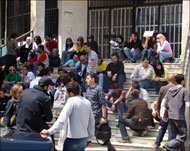 الإجراءات السورية تطول العملية التعليمية في الجامعات والمدارس (الجزيرة نت) 