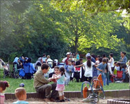 مسلمون في حديقة عامة في برلين (الجزيرة نت)