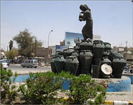 تمثال كهرمانة في بغداد من أعمال محمد غني حكمت (الجزيرة نت)