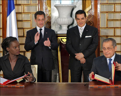 سكرتيرة الدولة الفرنسية للخارجية ووزير شؤون خارجية تونس يوقعان أحد الاتفاقات (الفرنسية)