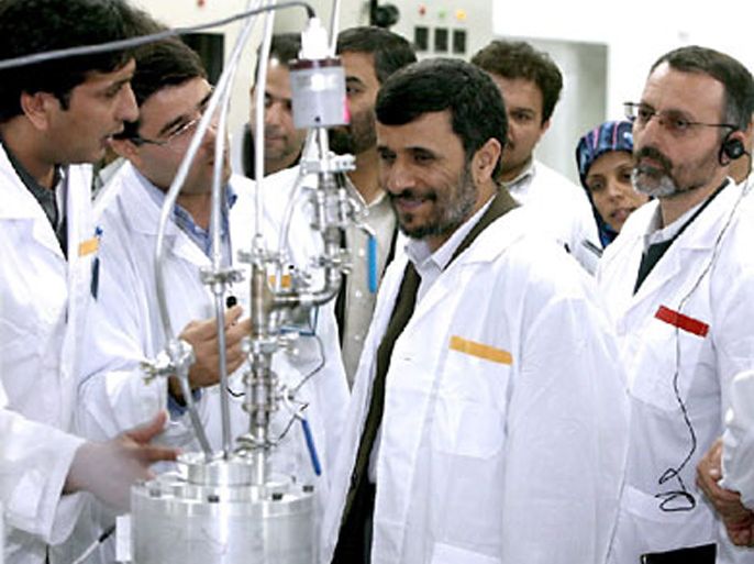 epa01308754 A handout picture released by presidential official website shows Iranian President Mahmoud Ahmadinejad (C) inspecting the Natanz nuclear plant in central Iran, 08 March 2007.
