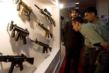 epa01322900 Malaysian army personnel take a close look at Pakistan's made infantry weapons during the 11th Defence Services Asia (DSA) 2008 in Kuala Lumpur, Malaysia 23 April 2008. About 700 defence and security companies from 49 countries including United States,