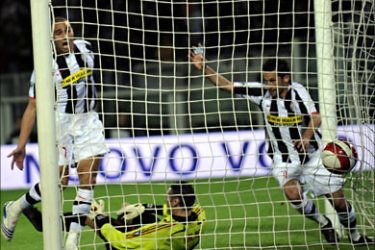 f_Juventus's Bosnian midfielder Hasan Salihamidzic celebrates after scoring with Juventus's French forward David Trezeguet (L) during their "Serie A" football match