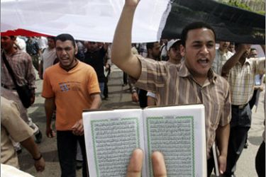 REUTERS/Students belonging to the Muslim Brotherhood demonstrate against a military court's judgment at El-Azhar University in Cairo April 16, 2008
