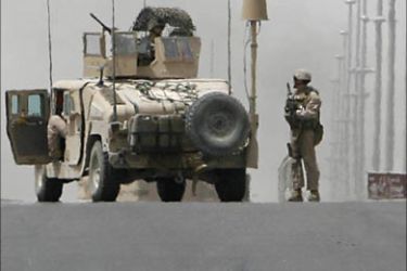 r_U.S. soldiers secure the site of a bomb attack that targeted their convoy on a bridge in Basra, 550 km (342 miles) south of Baghdad, April 21, 2008.