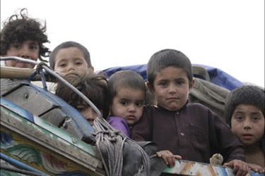 r_Afghan children sit on a truck before departing Jalozai camp near Peshawar April 15, 2008. Hundreds of Afghans seeking to return home from northwest Pakistan
