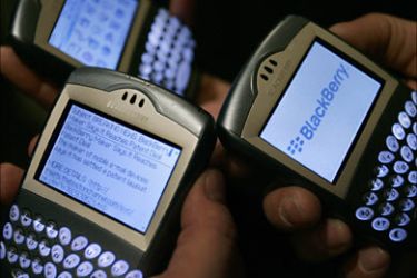 r_Blackberry devices are seen in Los Angeles in this March 3, 2006 file photo. A new grass-roots movement is underway in which techno geeks, Internet addicts, "crackberry" users