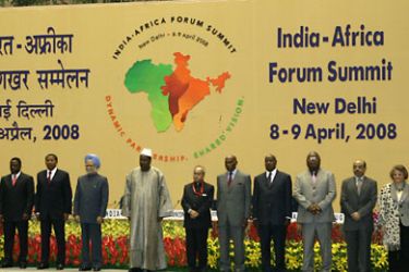 Indian Prime Minister Manmohan Singh (C-L) and the Chairperson of the African Union Alpha Oumar Konare (C-R) pose with heads of state and country representatives at the start of the first India-Africa Forum Summit in New Delhi on April 8, 2008.