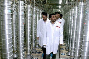 epa01308752 A handout picture released by presidential official website shows Iranian President Mahmoud Ahmadinejad (C) inspecting the Natanz nuclear plant in central Iran, 08 March 2007
