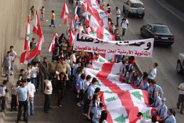 علم لبنان يمتد على طول المسيرة