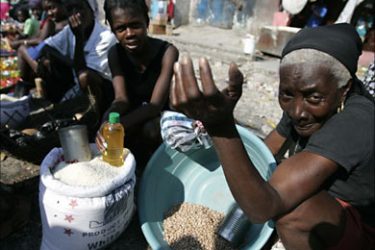 r_Haitians sell rice and beans in a street market in Port-au-Prince April 10, 2008. Taxis, vendors and shoppers returned to the debris-strewn streets of the Haitian capital on