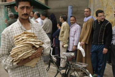 Egyptian men wait in a line in front of a bakery for free bread in Mahalla City, about 110 km (68 miles) north of Cairo, April 6, 2008