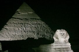 epa01323719 The 5,000 year old Sphinx is lit up with one of the Great Pyramids in the background during the nightly Sound & Light performance at the famous Giza Pyramids plateau 23 April 2008. The Sound & Light is presented in six languages with each performance lasting 50 minutes
