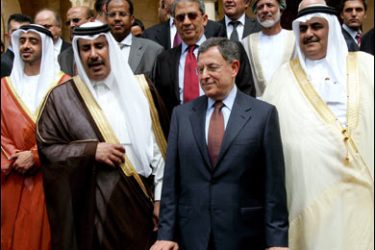 f/Lebanese Prime Minister Fuad Siniora (C) gestures as he poses for a group picture along with his Qatari counterpart Sheikh Hamad bin Jassem al-Thani (C-L), Emirati Foreign Minister Sheikh Abdullah bin Zayed al-Nahayan (L), his Bahraini counterpart Sheikh Khaled bin Ahmed al-Khalifa (R),