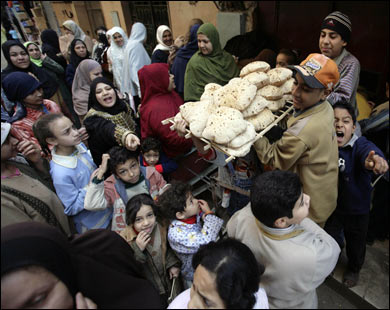 الحكومة المصرية تلتزم بعدم المساس بدعم المواد الغذائية وأبرزها الخبز (رويترز)