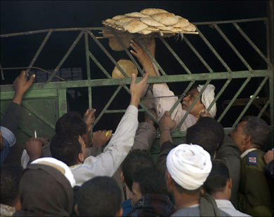 لقمة العيش.. زيادة أسعار الخبز تثير الجدل بمصر