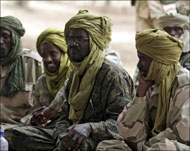التلفزيون السوداني وصف خليل إبراهيم (وسط) بمجرم حرب (رويترز-أرشيف)