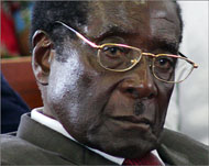 المعارضة تتهم موغابي بإفساد اقتصاد البلاد أثناء 28 عاما قضاها بالحكم (الفرنسية-أرشيف)