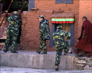 جنود من حرس الحدود الصيني قرب معبد رونغبو للرهبان البوذيين في إقليم التبت (رويترز-أرشيف)