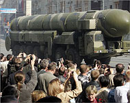 مدنيون روس يتنافسون في التقاط الصور للصاروخ العملاق 