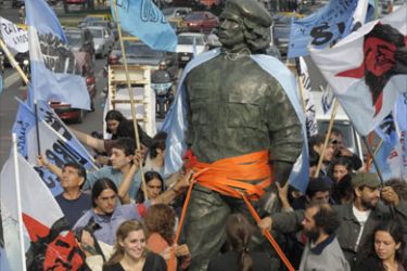 A 4 m statue of Argentine-born revolutionary leader Ernesto "Che" Guevara, made by sculptor Andres Zerneri with 3 tons of bronze, is driven through Buenos Aires on May 27, 2008 on its way to the port