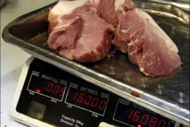 afp : Pork meat is weighed on an electronic scale at a local market in Manila on May 31, 2008. Filipino consumers already battling to cope with record rice and fuel prices can