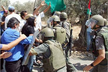 جنود الاحتلال يقمعون مظاهرة سلمية في قرية بلعين غرب رام الله- الجزيرة نت