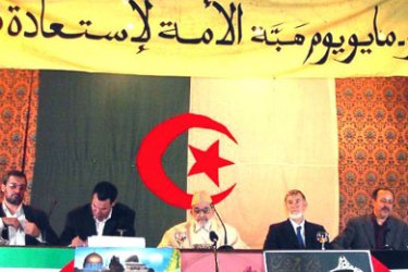 عبد الرحمان شيبان رئيس جمعية العلماء المسلمين يتوسط الندوة الجزيرة نت- تسعديت محمد ـ الجزائر