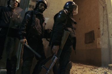 Riot police stand on alert in Berriane, 40 km (25 miles) north of Ghardaia, late May 17, 2008. Hundreds of Algerian security forces were deployed in the town of Berriane