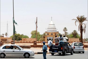 AFP/ Sudanese security forces are deployed in Khartoum's twin city Omdurman on May 12, 2008 to restore order following fierce fighting yesterday between Darfurian rebels and
