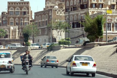 epa01329844 Traffic appears normal in a main thoroughfare of the Old City of Sana'a neighbourhood the al-Safia district where the Italian embassy is located in the Yemeni capital