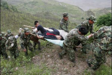 REUTERS/Soldiers evacuate an injured villager with a foot fracture on route from the earthquake-hit Xuankou town of Wenchuan county to Dujiangyan, Sichuan province May 24, 2008. Picture taken May 24, 2008.