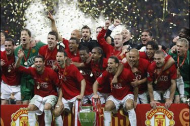 AFP PHOTO / Manchester United team celebrate the trophy after beating Chelsea in the final of the UEFA Champions League football match at the Luzhniki stadium in Moscow on May 21, 2008. The match remained at a 1-1 draw and Manchester won on penalties after extra time.