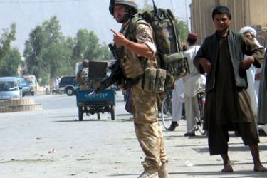 R/ A British soldier from the NATO-led International Security Assistance Force patrols in the southern city of Kandahar June 22, 2008.