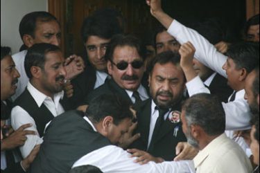 R/Pakistan's deposed chief justice Iftikhar Chaudhry (C) leaves his residence in Islamabad June 10, 2008 for the southern city of Multan where he will give an inaugural address to lawyers before they begin their cross-country journey to Islamabad to press for the restoration of judges sacked by President Pervez Musharraf. REUTERS/Faisal Mahmood (PAKISTAN)