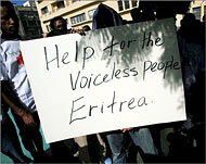 عدد من اللاجئين الإريتريين خلال مظاهرة في إسرائيل التي غالباً ما تكون وجهتهم النهائية (الأوروبية-أرشيف)
