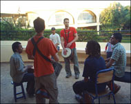 فرقة مغربية أفريقية في تدريب لمؤسسة الشرق والغرب (الجزيرة نت)