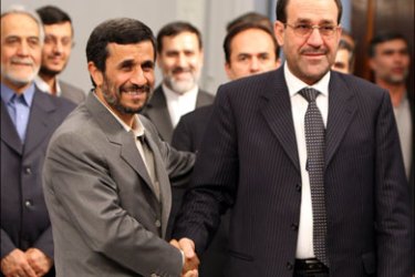 afp : Iranian President Mahmoud Ahmadinejad (L) shakes hands with Iraqi Prime Minister Nuri al-Maliki (R) upon his arrival for a meeting in Tehran on June 8, 2008. Al-Maliki