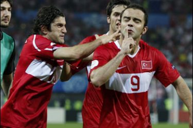 R/Turkey's Semih Senturk (R) celebrates his goal with team mates during their Euro 2008 quarter-final soccer match against Croatia at Ernst Happel stadium in Vienna, June 20, 2008. REUTERS/Fatih Saribas (AUSTRIA) MOBILE OUT. EDITORIAL USE ONLY