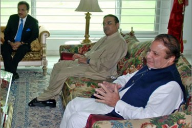 Asif Ali Zardari (2-R), co-chairman of the Pakistan People's Party, discusses political issues with former premier Nawaz Sharif (R) during their meeting in Lahore on June 18, 2008