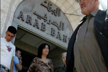 AFP PHOTO/Palestinian Authority civil servants gather outside the Arab Bank in the West Bank city of Ramallah on June 10, 2008