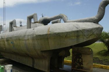 R/ A fiberglass submarine used to smuggle cocaine is seen in Buenaventura June 24, 2008. Colombians who thought they had seen everything in the war on drugs were treated to something new this year: cocaine smuggling in a submarine. Picture taken on June 24, 2008.
