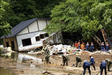 r : Police officers, firefighters and Japan Ground Self-Defence Force soldiers search for missing persons at the site of a landslide caused by an earthquake at Komanoyu-