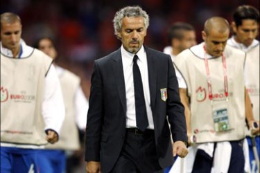 afp : The coach of the Italian national football team Roberto Donadoni (C) reacts during their Euro 2008 Championships Group C football match the Netherlands vs. Italy on June 9,