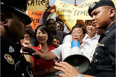 REUTERS/ Police officers talk to demonstrators during a protest on a fuel hike in Kuala Lumpur June 5, 2008. Petrol prices rise 41 percent to 2.70 ringgit a litre and diesel 63 percent to 2.58