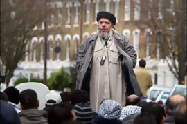 afp : (FILES) Imam Abu Hamza al-Masri addresses followers during Friday prayers in near Finsbury Park mosque in north London, in this 26 March 2004 file photo. The radical Muslim