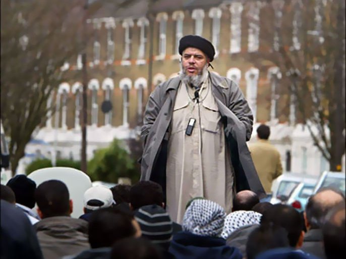 afp : (FILES) Imam Abu Hamza al-Masri addresses followers during Friday prayers in near Finsbury Park mosque in north London, in this 26 March 2004 file photo. The radical Muslim